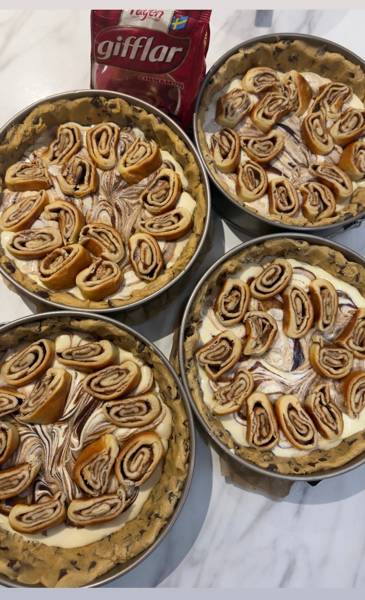 Cinnamon bun cookie pie